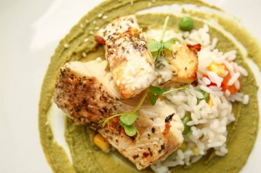 Lezzetli kızarmış balık filetosu, pilav ve guacamole sosu, yakın plan.