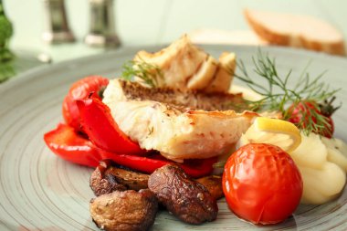 Lezzetli kızarmış balık filetosu, sebze ve ahşap arka planda patates püresi, yakın plan.