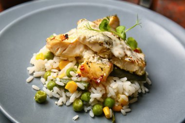 Lezzetli kızarmış balık fileto, pirinç ve sebze tabağı, yakın plan.