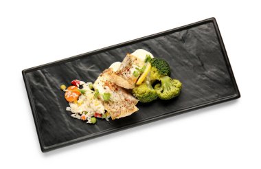 Sağlıklı pişmiş balık fileto, pirinç ve sebzeli tabak beyaz arka planda.