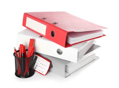 Beyaz arkaplanda ofis dizinleri ve kırtasiye malzemeleri