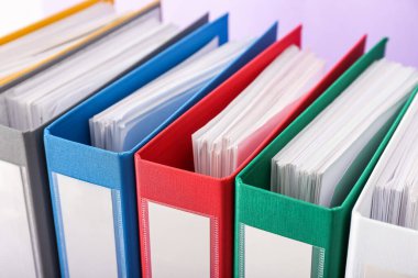 Renk arkaplanı üzerine ofis dizinleri, yakın plan