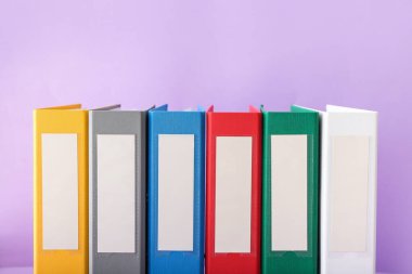 Renk arkaplanındaki ofis dizinleri