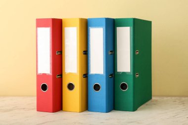 Renk arkaplanındaki ofis dizinleri