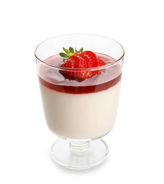 Beyaz arka planda nefis ev yapımı çilekli panna cotta.