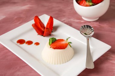 Renkli lezzetli çilekli panna cotta tatlılı tabak.