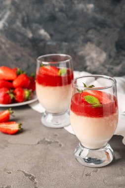 Çilekli nefis panna cotta ve grunge arkaplanda nane şekeri.