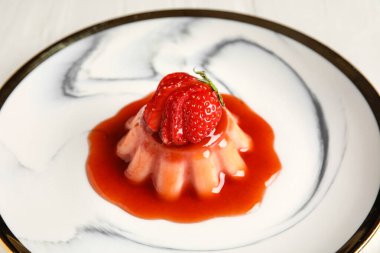 Sofrada çilekli nefis panna cotta, yakın plan.