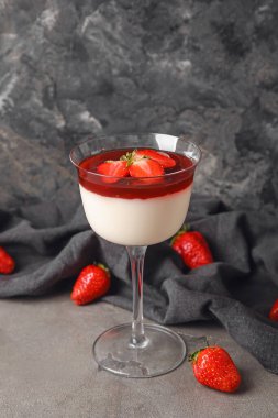 Lezzetli ev yapımı panna cotta ve arkaplanda çilek var.