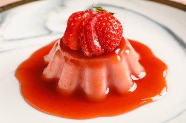 Lezzetli çilekli panna cotta tabağı, yakın plan.