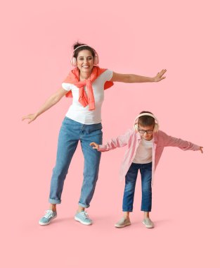 Genç kadın ve küçük oğlu dans ediyor ve müzik dinliyorlar.