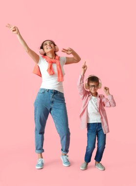 Genç kadın ve küçük oğlu dans ediyor ve müzik dinliyorlar.