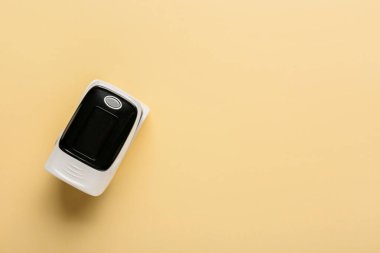 Renk arkaplanında nabız oksimetresi