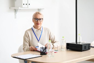 Ofiste çalışan olgun bir iş kadınının portresi