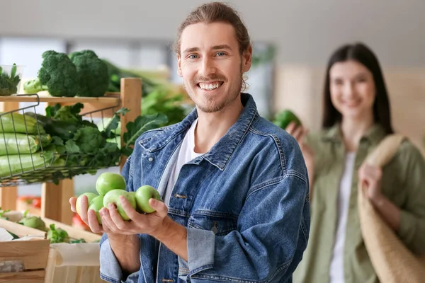 Junger Mann Wählt Gemüse Auf Dem Markt — Stockfoto