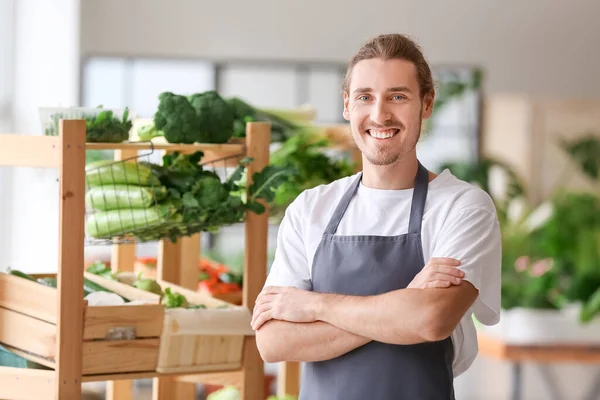 市場で新鮮な野菜と男性の売り手 — ストック写真