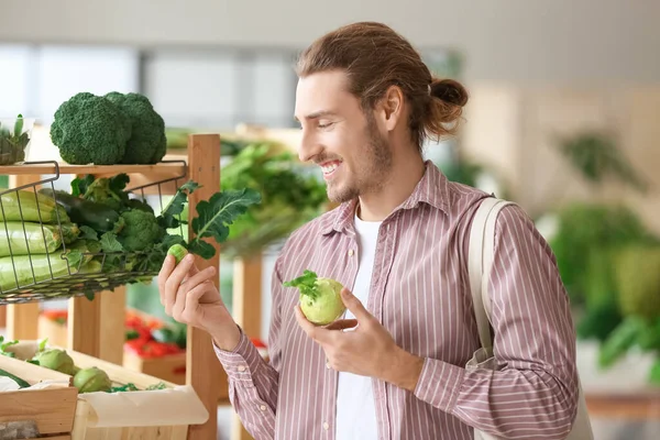 Fiatalember Zöldséget Választ Piacon — Stock Fotó