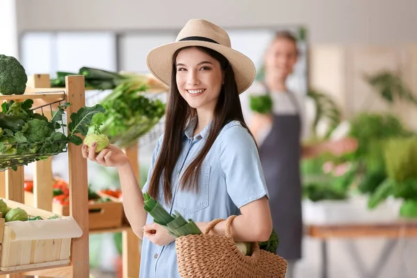 Young Woman Choosing Vegetables Market — Stock Photo, Image