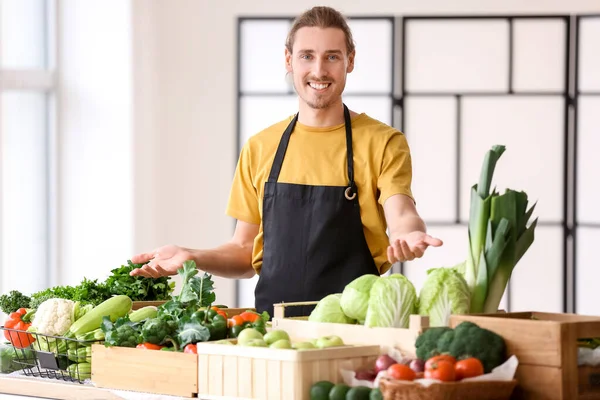 Vendedor Masculino Con Verduras Frescas Mercado —  Fotos de Stock