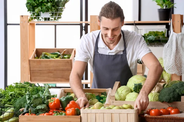 市場で新鮮な野菜と男性の売り手 — ストック写真
