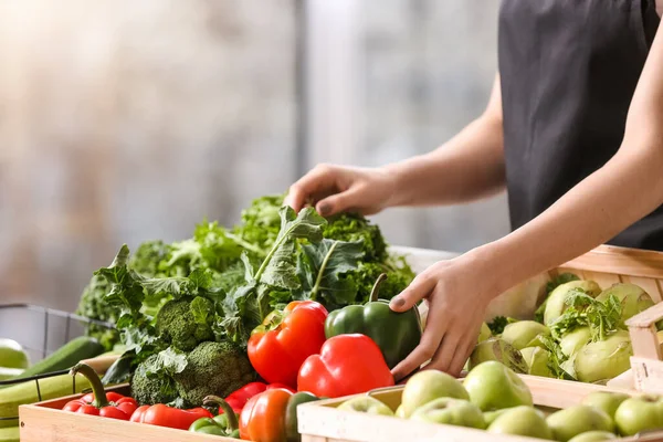 Női Eladó Friss Zöldségekkel Piacon — Stock Fotó