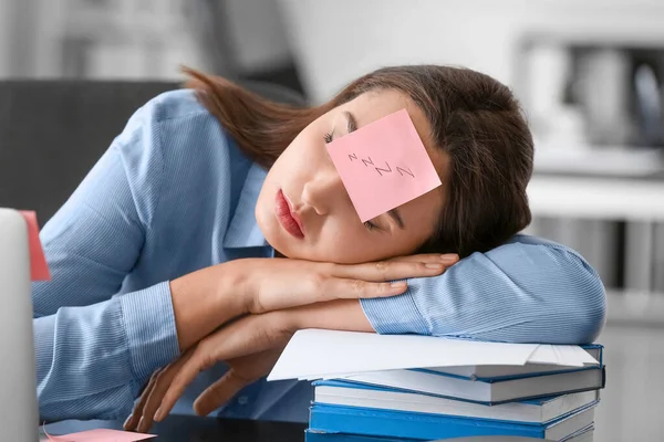 Mujer Joven Durmiendo Lugar Trabajo Oficina —  Fotos de Stock