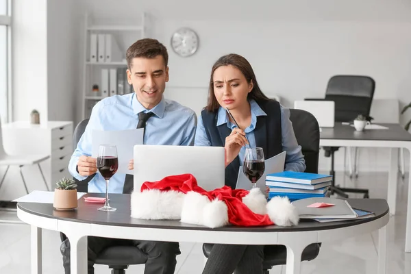 Kollegen Trinken Heiligabend Wein Bei Der Arbeit Büro — Stockfoto