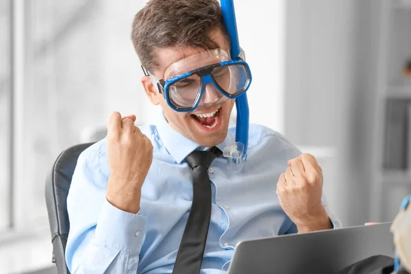 Homem Feliz Com Máscara Snorkeling Trabalhando Escritório — Fotografia de Stock