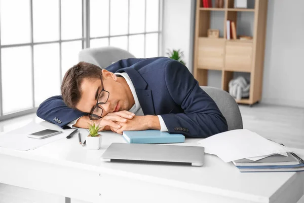 Jongeman Slaap Gevallen Tijdens Het Werk Kantoor — Stockfoto