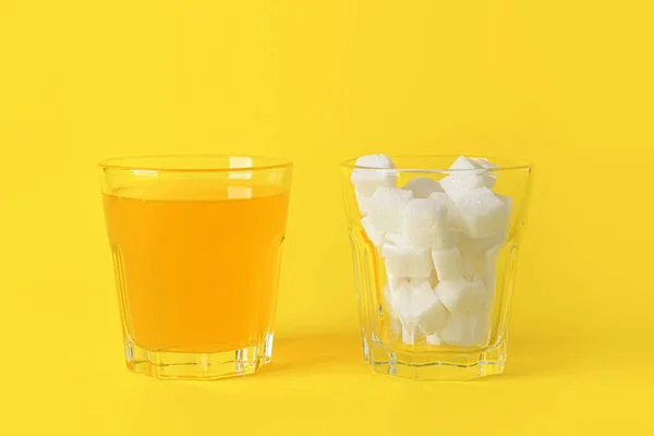 彩色底色的糖和橙汁玻璃杯 — 图库照片