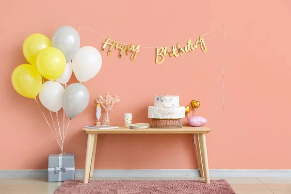 Stół Tortem Urodzinowym Balonami Pobliżu Ściany Koloru — Zdjęcie stockowe