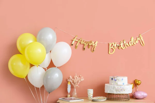 Mesa Con Pastel Cumpleaños Globos Cerca Pared Color —  Fotos de Stock