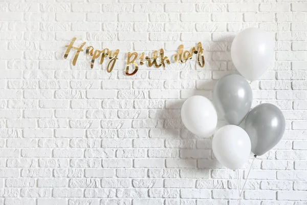 Vzduchové Balónky Text Happy Birthday Cihlovém Pozadí — Stock fotografie