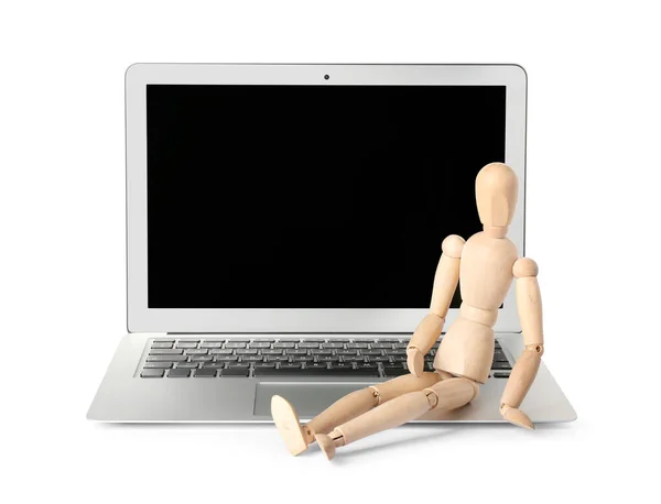 Manequim Madeira Com Laptop Fundo Branco — Fotografia de Stock