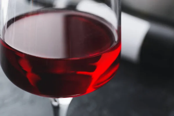 Ποτήρι Κόκκινου Κρασιού Σκούρο Φόντο Κοντινό Πλάνο — Φωτογραφία Αρχείου