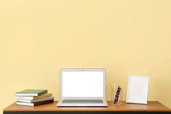 Elegante Lugar Trabajo Con Portátil Moderno Cerca Pared Luz — Foto de Stock