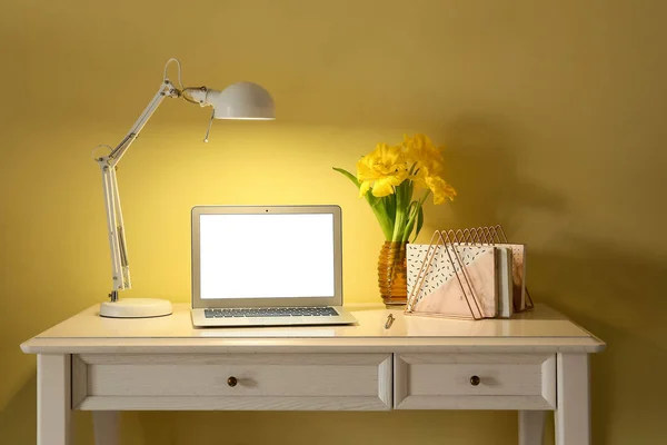 Elegante Lugar Trabajo Con Lámpara Brillante Portátil Cerca Pared Color —  Fotos de Stock