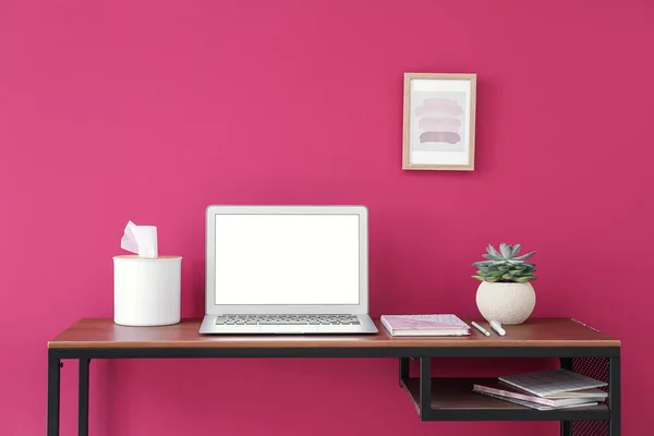 Modern Arbetsplats Med Laptop Och Inredning Nära Färg Vägg — Stockfoto