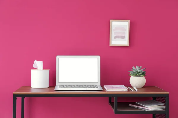 Local Trabalho Moderno Com Laptop Decoração Perto Parede Cores — Fotografia de Stock