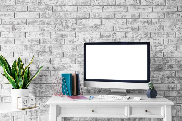 Elegante Lugar Trabajo Con Computadora Moderna Cerca Pared Ladrillo Gris — Foto de Stock