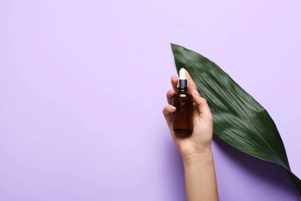 Mujer Con Botella Gotero Cosmético Hoja Palma Sobre Fondo Color —  Fotos de Stock