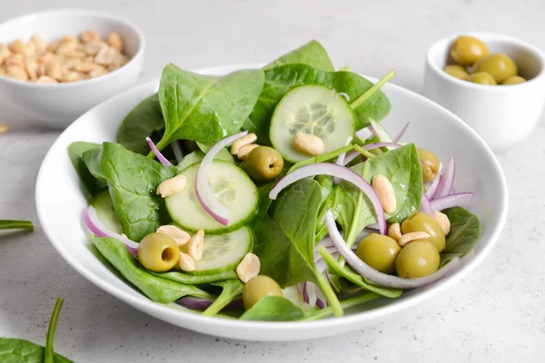 Platt Med Hälsosam Sallad Med Jordnötter Ljus Bakgrund — Stockfoto