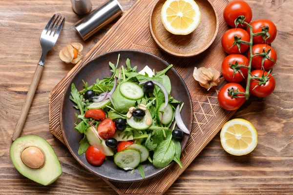 Bord Met Gezonde Salade Met Olijven Houten Ondergrond — Stockfoto