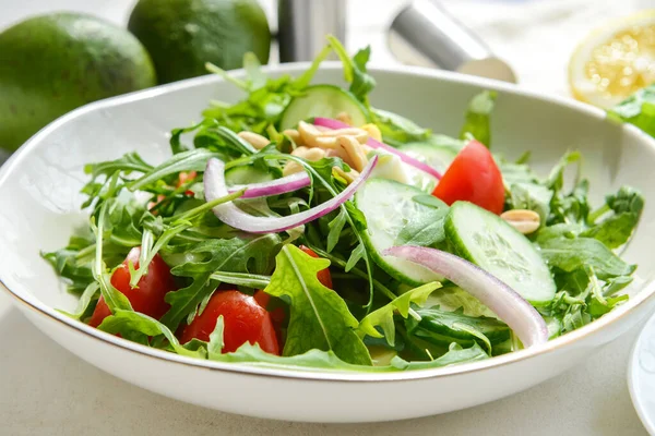 Plaat Met Gezonde Salade Lichte Ondergrond — Stockfoto