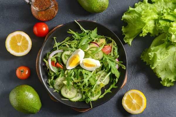 Tallrik Med Hälsosam Sallad Och Ägg Mörk Bakgrund — Stockfoto