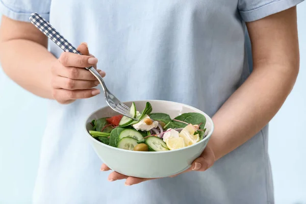 Mulher Comendo Salada Saudável Fundo Claro Close — Fotografia de Stock