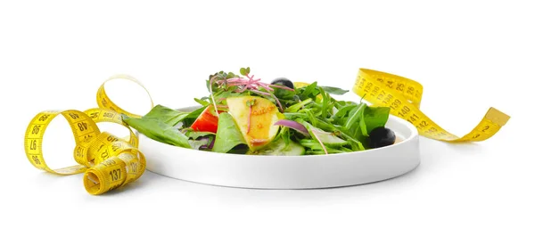 Teller Mit Gesundem Salat Und Maßband Auf Weißem Hintergrund — Stockfoto