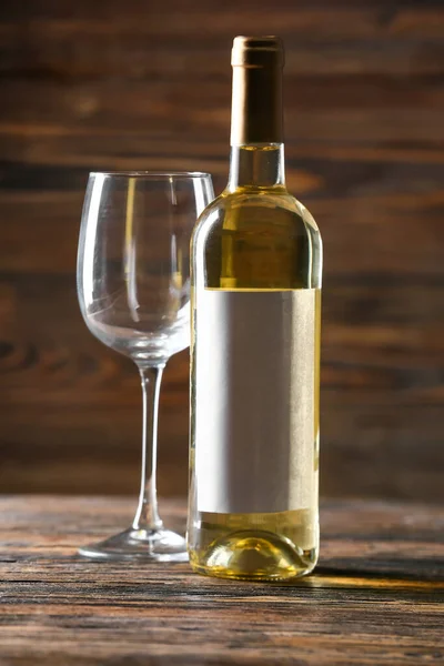 Bottiglia Delizioso Vino Vetro Sfondo Legno — Foto Stock