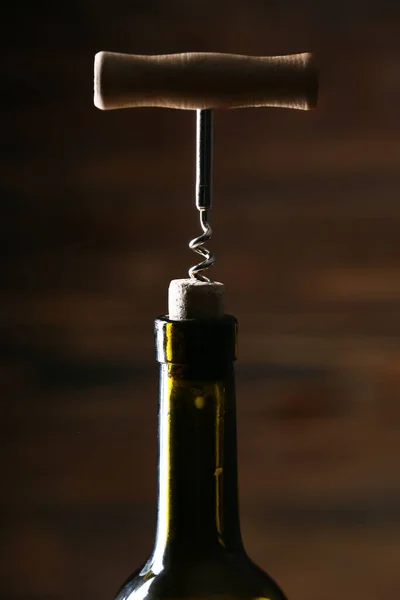 木製の背景にコルク栓付きおいしいワインのボトル クローズアップ — ストック写真