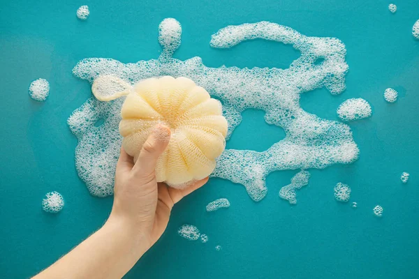 Mulher Segurando Esponja Com Espuma Fundo Cor — Fotografia de Stock